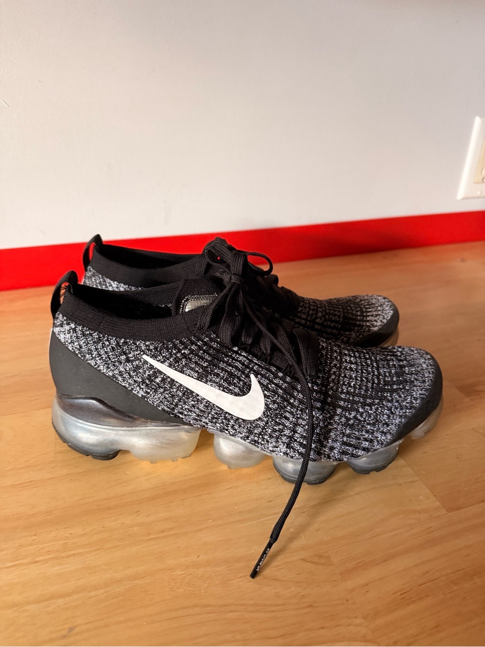 Nike Men’s Black/White Flyknit VaporMax Low-Top Sneakers
